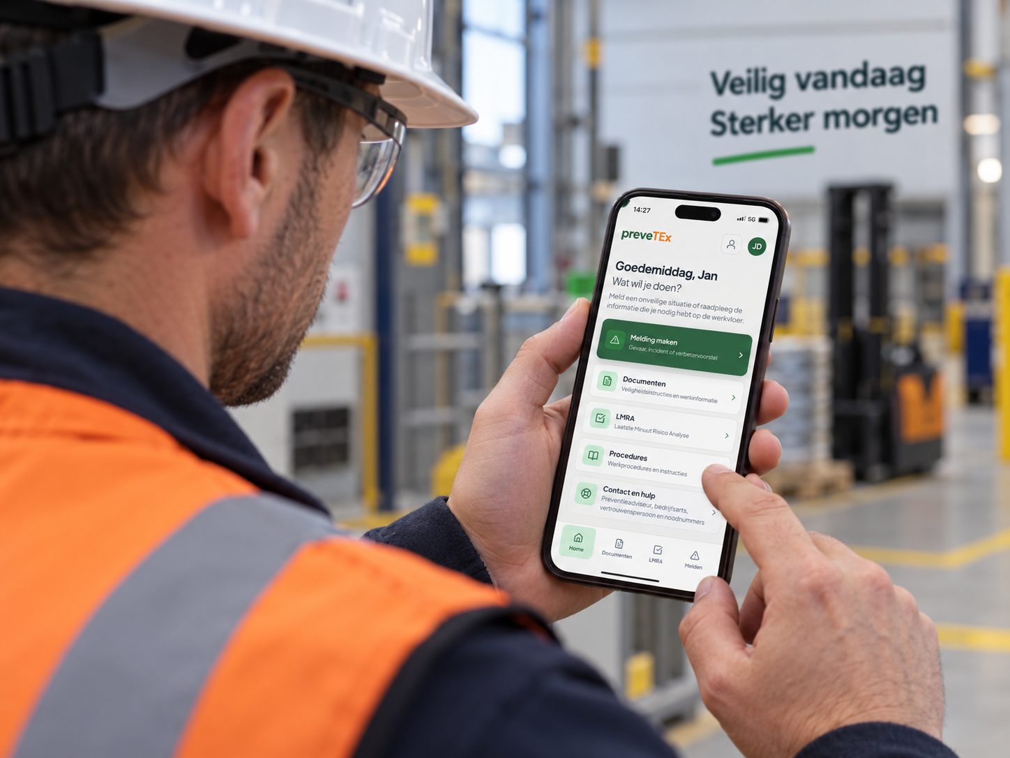 Medewerker in een magazijn gebruikt de Worker App